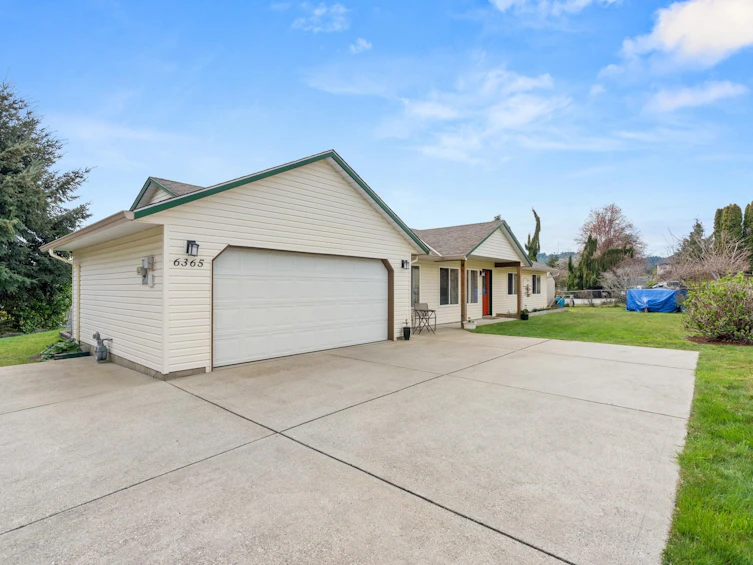 6365 Homestead Avenue, Sechelt, BC, V7Z 0M7