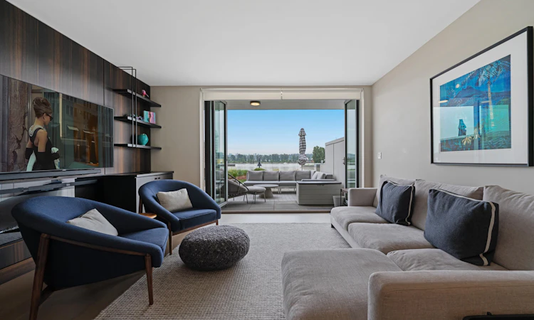 TH210-210 Salter Street