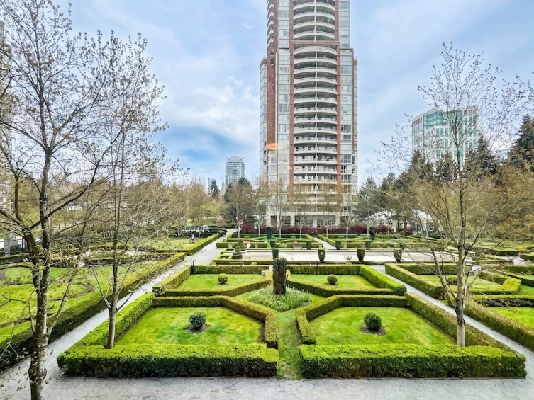 301-7368 Sandborne Avenue, Burnaby, BC, V3N 5C5 - 2