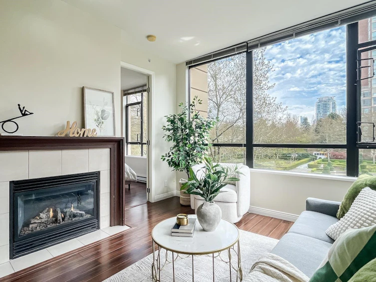301-7368 Sandborne Avenue, Burnaby, BC, V3N 5C5