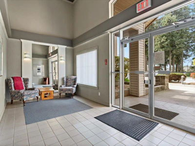 401-2772 Clearbrook Road - 4