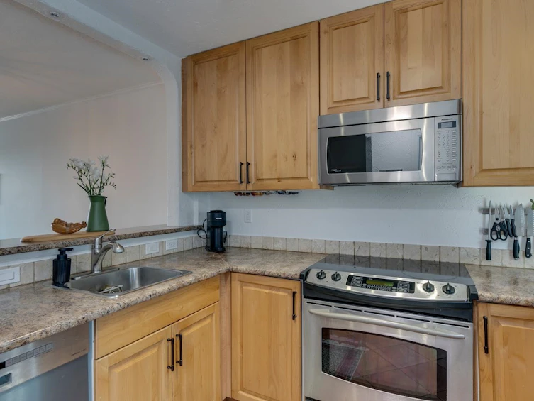 160 W 12th Street, North Vancouver, BC, V7M 1N3 - 3
