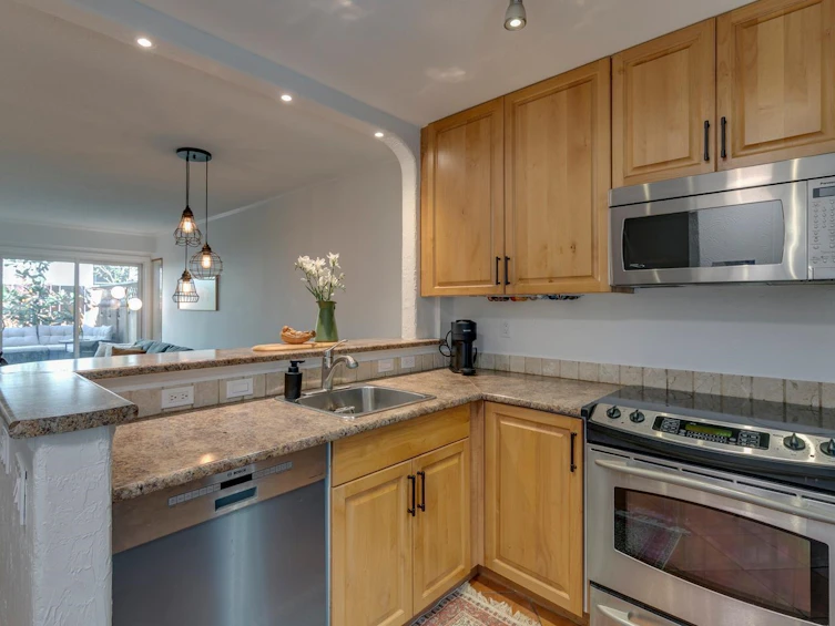 160 W 12th Street, North Vancouver, BC, V7M 1N3 - 2