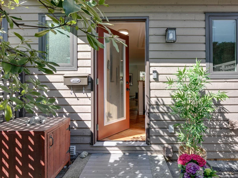 160 W 12th Street, North Vancouver BC V7M 1N3