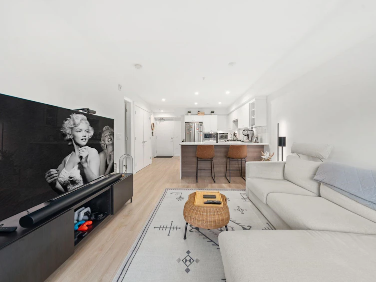 402-1519 Crown Street, North Vancouver, BC, V7J 1G6 - 2