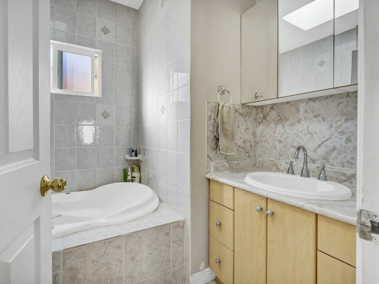 591 E 28th Avenue, Vancouver, BC, V5V 2N4 - 12