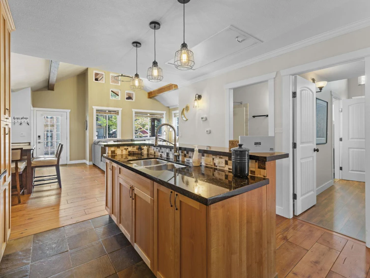 311 Spruce Street, Cultus Lake, BC, V2R 4Y7 - 10