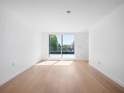 211-90 King Edward Avenue - 5