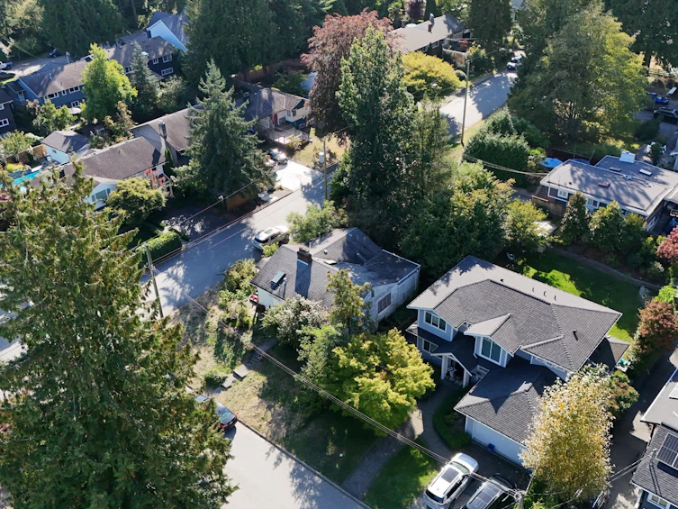 2405 Lloyd Avenue, North Vancouver, BC, V7P 2P6 - 8