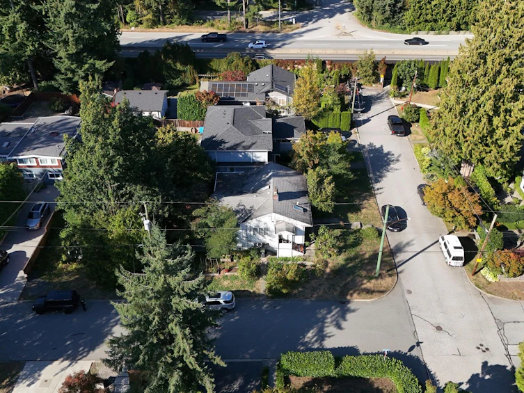 2405 Lloyd Avenue, North Vancouver, BC, V7P 2P6 - 11