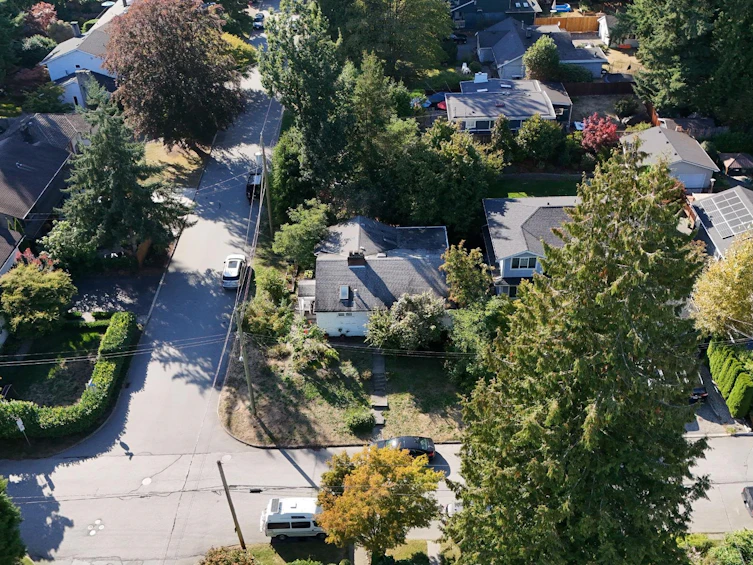 2405 Lloyd Avenue, North Vancouver, BC, V7P 2P6 - 9