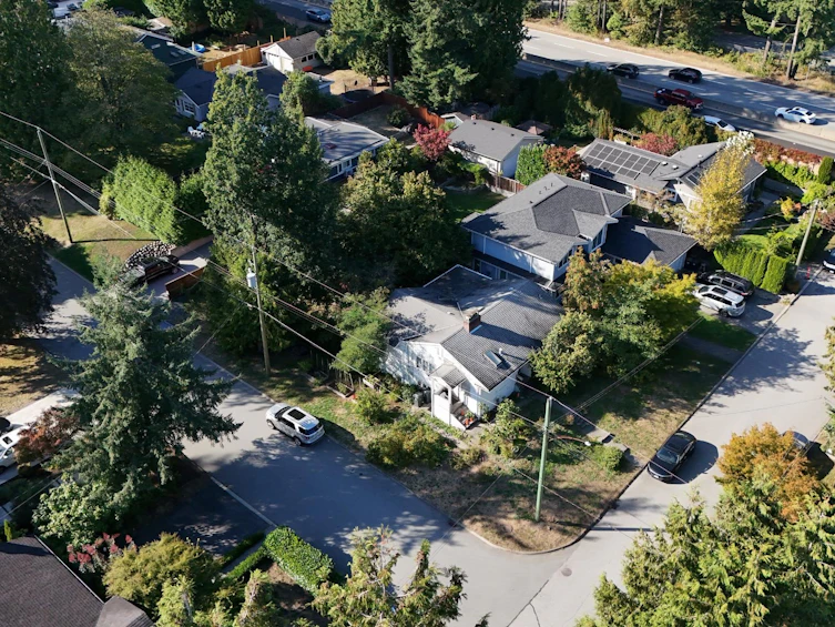 2405 Lloyd Avenue, North Vancouver, BC, V7P 2P6 - 10