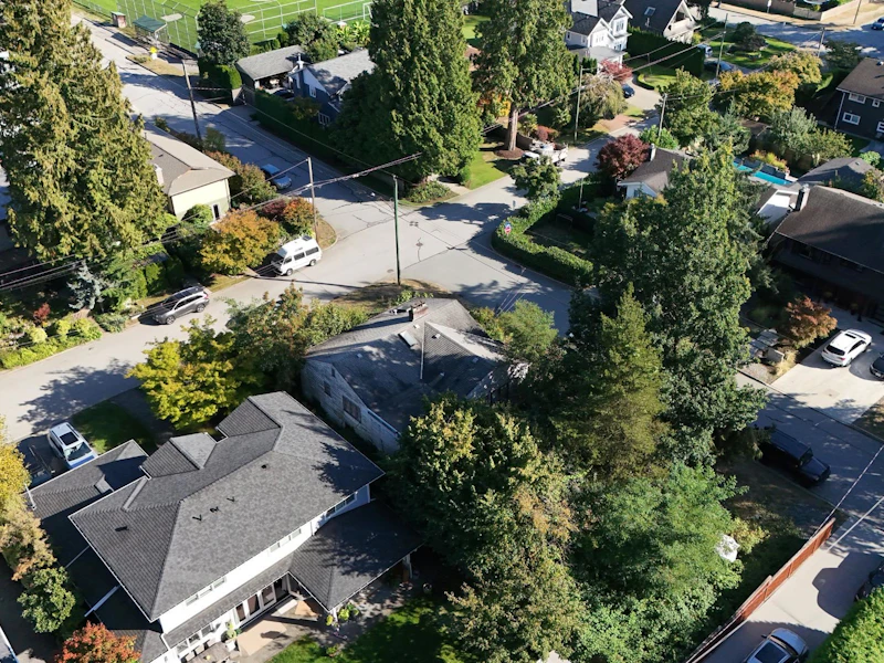 2405 Lloyd Avenue, North Vancouver BC V7P 2P6