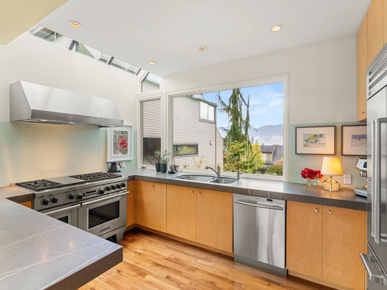 2564 W 1st Avenue, Vancouver, BC, V6K 1G7 - 18