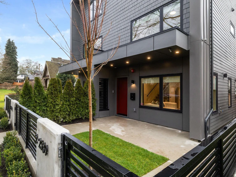 1-2541 Grant Street, Vancouver, BC, V5K 3G6 - 4