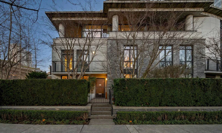 595 Beach Crescent