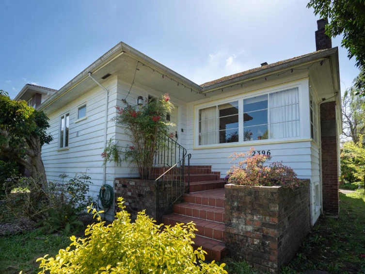 2396 W 18th Avenue, Vancouver, BC, V6L 1A8 - 2