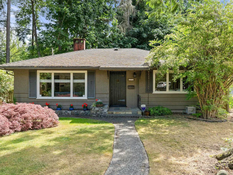 2010 Mackay Avenue, North Vancouver, BC, V7P 2M7