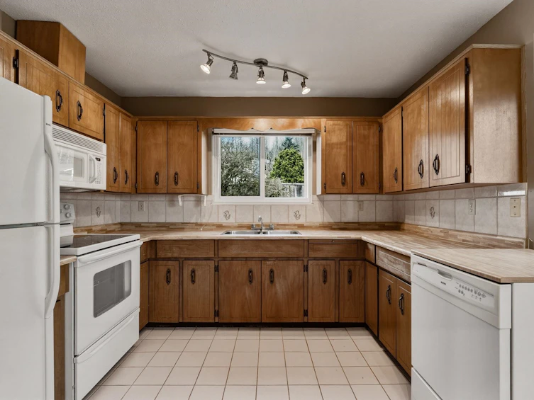 1298 Novak Drive, Coquitlam, BC, V3E 1W9 - 9