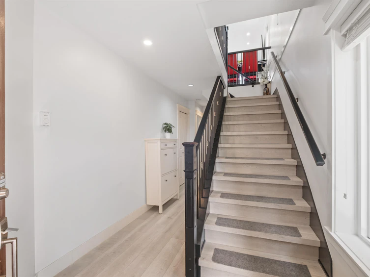 318 W 18th Street, North Vancouver, BC, V7M 1W9 - 18