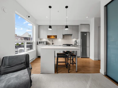 220-2493 Montrose Avenue - 4