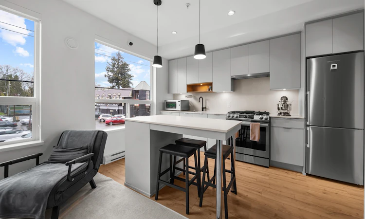 220-2493 Montrose Avenue