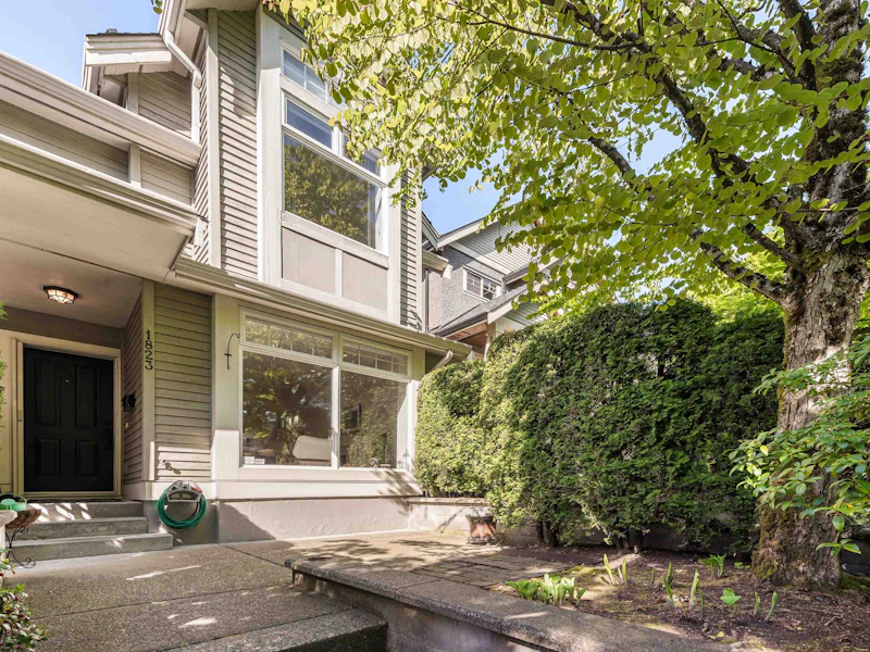 1823 Napier Street, Vancouver BC V5L 2N4