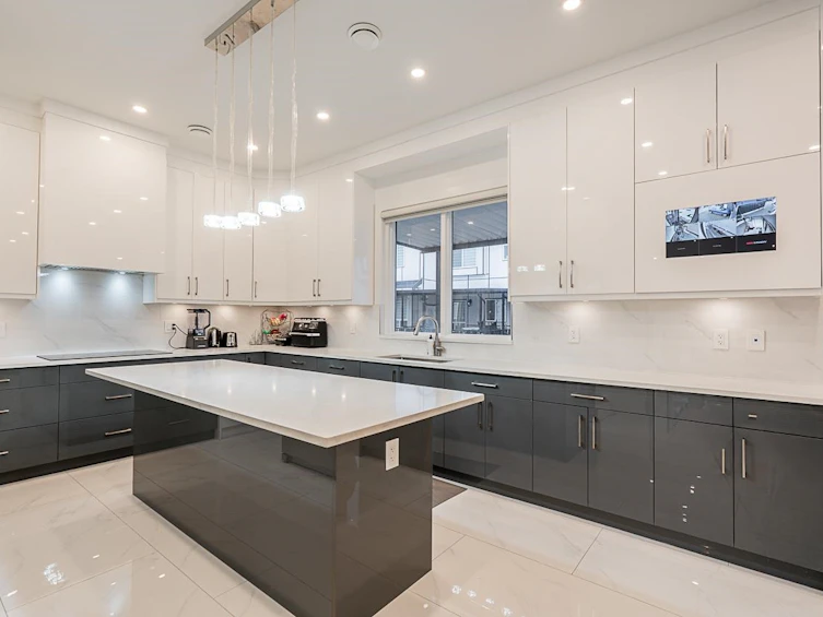 10643 124a Street, Surrey, BC, V3V 0E2 - 10