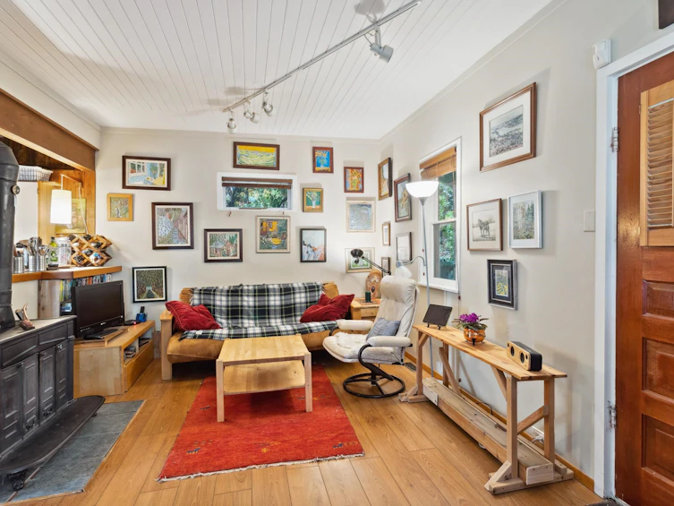 713 E St. James Road, North Vancouver, BC, V7K 1G9 - 2
