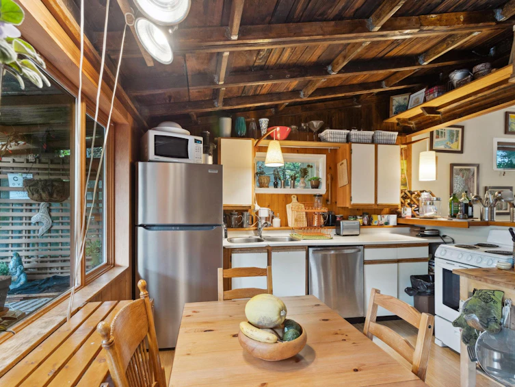 713 E St. James Road, North Vancouver, BC, V7K 1G9 - 5