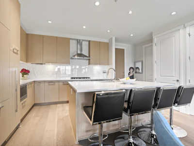 206-5535 Admiral Way - 5
