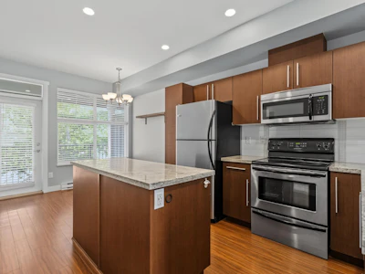 19-18211 70 Avenue - 4