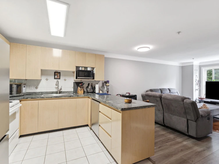 211-8115 121a Street, Surrey, BC, V3W 1J2 - 8