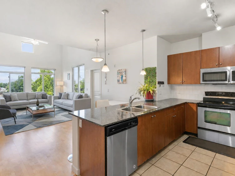 415-10180 153 Street, Surrey, BC, V3R 0B5 - 2