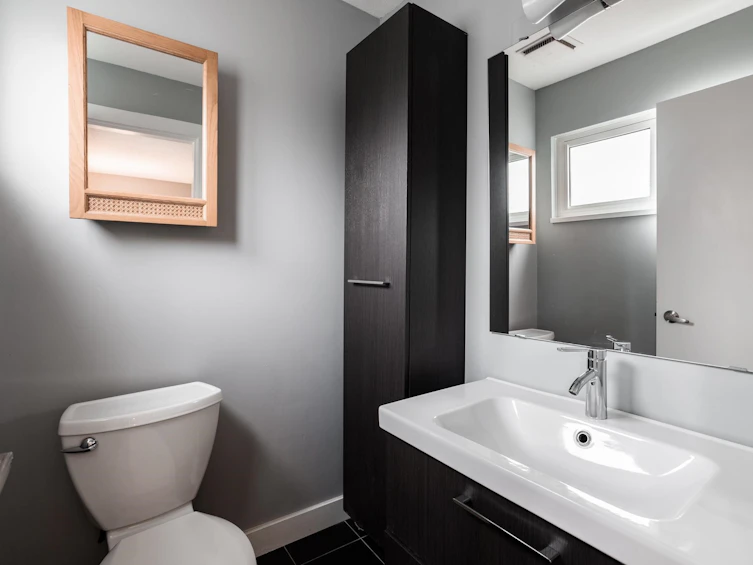 303-2615 Lonsdale Avenue, North Vancouver, BC, V7N 3H7 - 11
