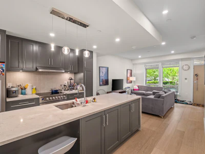 5-115 W Queens Road - 5