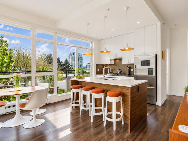 310-105 W 2nd Street, North Vancouver, BC, V7M 0E3 - 2