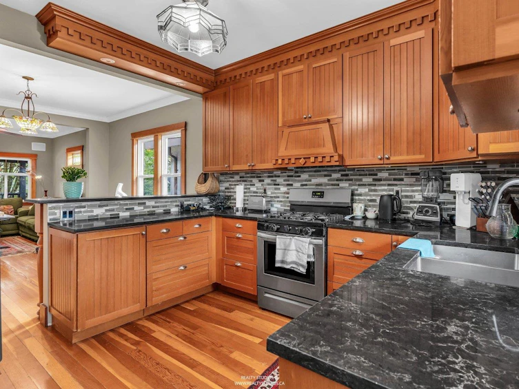 822 E 22nd Avenue, Vancouver, BC, V5V 1V7 - 9