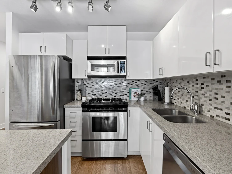1104-175 W 1st Street, North Vancouver, BC, V7M 3N9 - 17