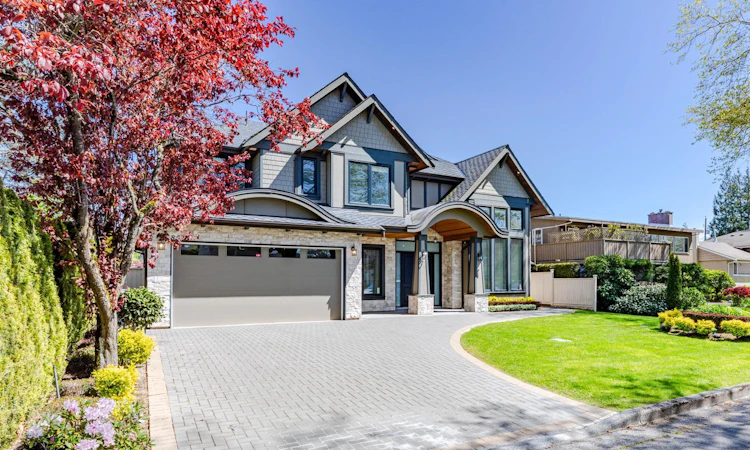 8520 Fairfax Crescent