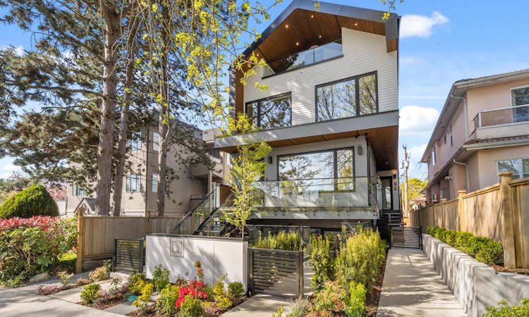 679 W 18th Avenue