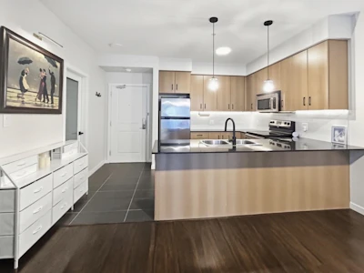 303-22290 North Avenue - 2