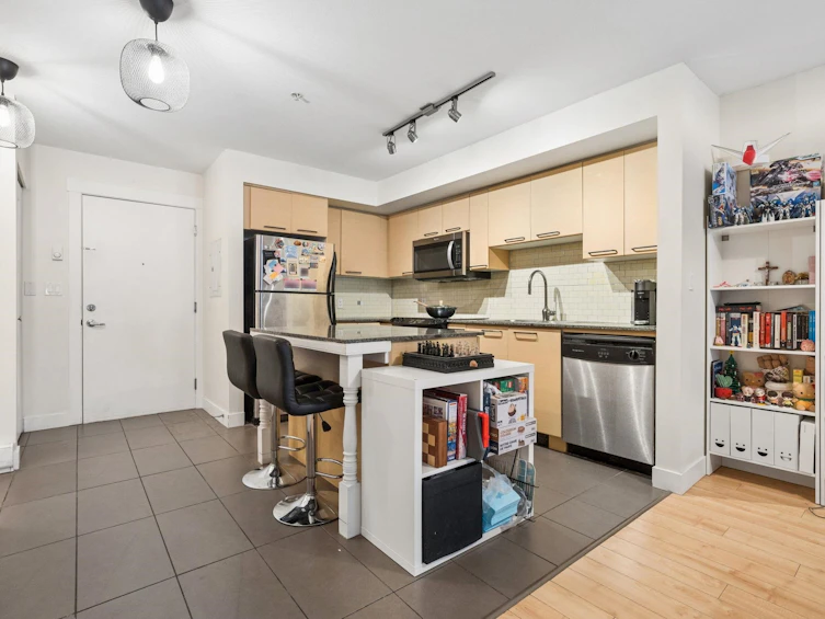 111-10822 City Parkway, Surrey, BC, V3T 0C2 - 6