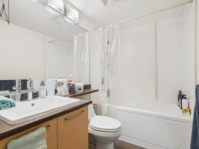 111-10822 City Parkway, Surrey, BC, V3T 0C2 - 11