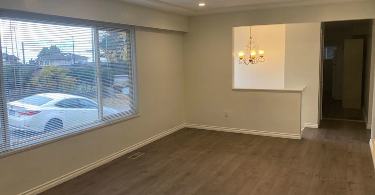 UPPER-5704 Dundas Street, Burnaby, BC, V5B 1B5 - 5