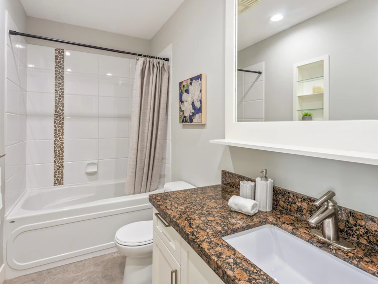 207-2288 W Broadway, Vancouver, BC, V6K 0B3 - 12