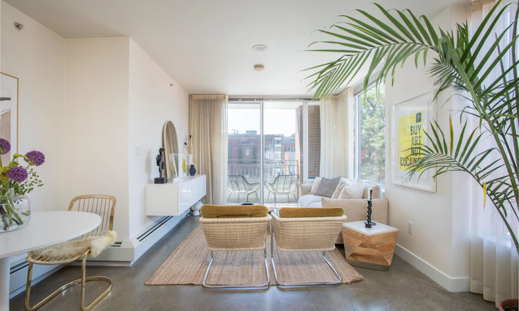 307-231 E Pender Street