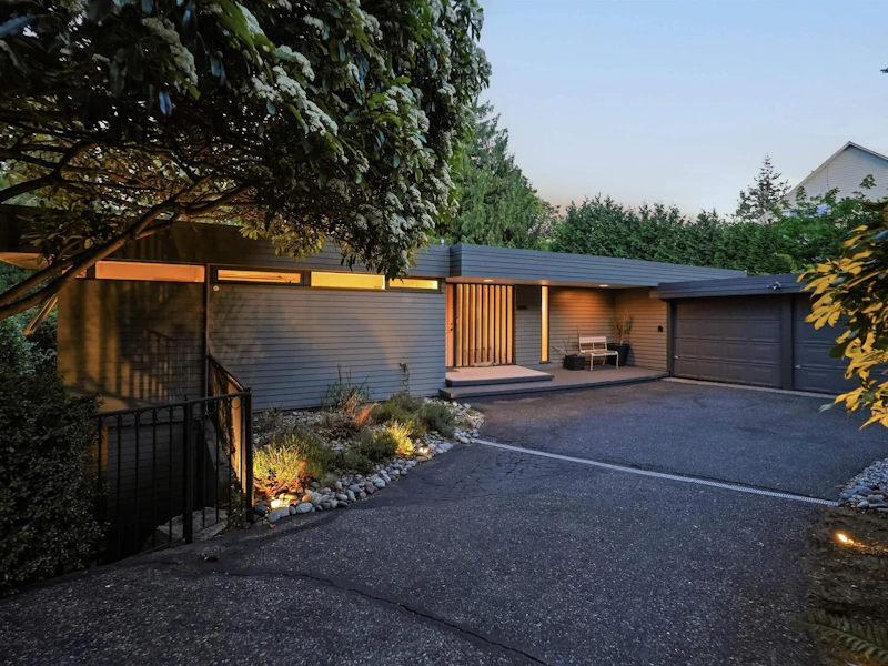 6240 Summit Avenue, West Vancouver BC V7W 1Y2