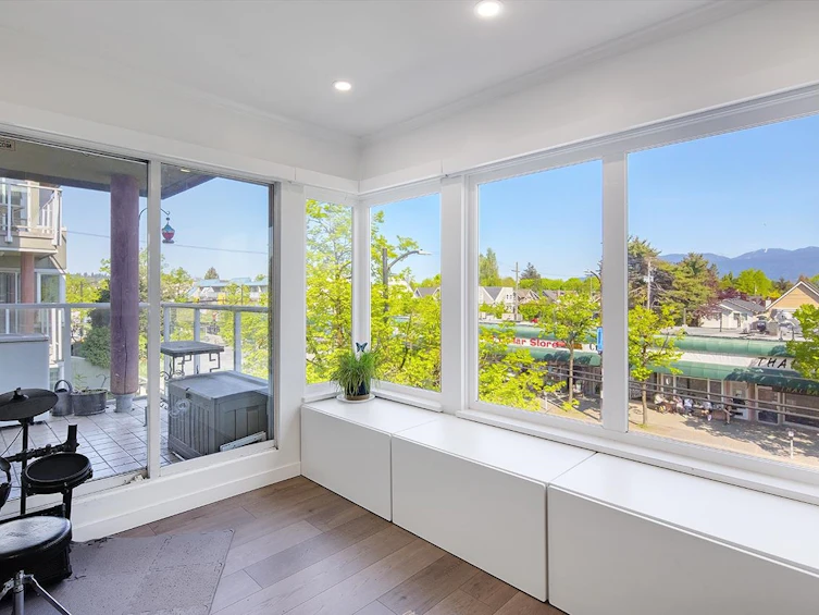 207-3280 W Broadway, Vancouver, BC, V6K 2H4 - 3