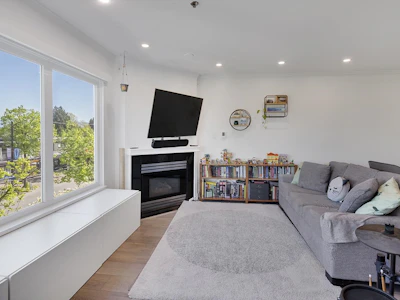 207-3280 W Broadway - 2